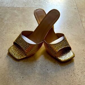 NWOT : Elegant Gold Slides 👡